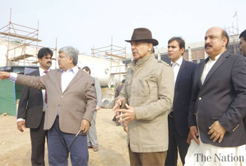 وزیرا علی پنجاب شہباز شریف حویلی بہادر شاہ جھنگ میں گیس پاور پلانٹ کے کام کا جائزہ لے رہے ہیں
